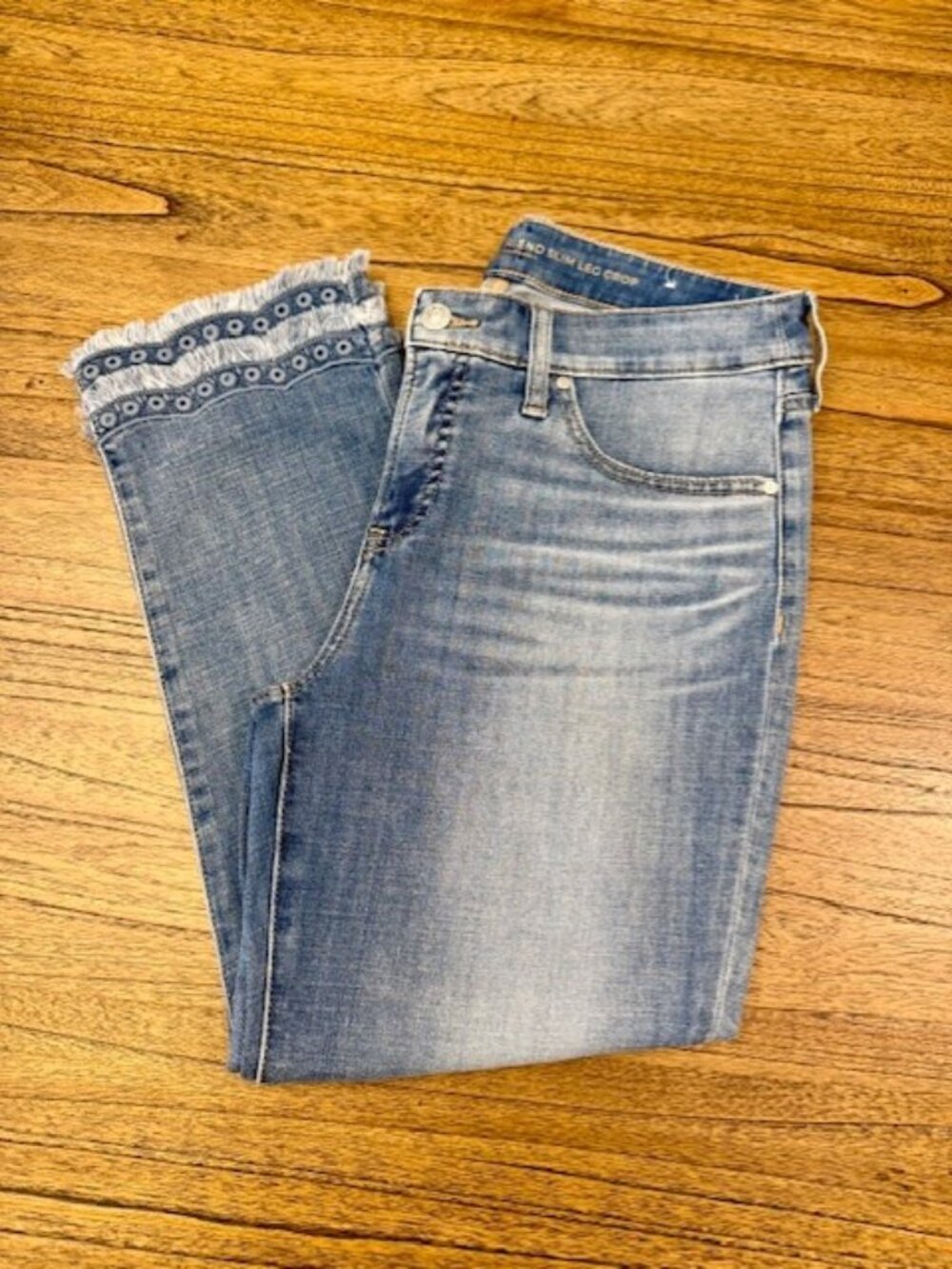 CHICO'S So Slimming Girlfriend Slim Leg Crop Jeans